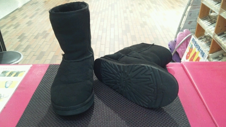 UGG ｱｸﾞ ﾑｰﾄﾝﾌﾞｰﾂのかかと修理ならﾌﾟﾗｽﾜﾝつかしん店へ 尼崎 塚口 靴修理と合鍵のお店 プラス